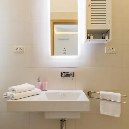 Guest house Maniva Old Town Luxury Rooms - Prime Spot By Riva Promenade 4*