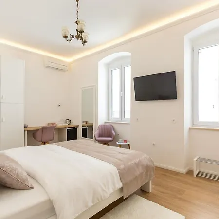 Maniva Old Town Luxury Rooms - Prime Spot By Riva Promenade 4*