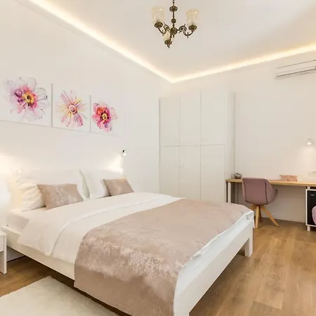 Guest house Maniva Old Town Luxury Rooms - Prime Spot By Riva Promenade 4*