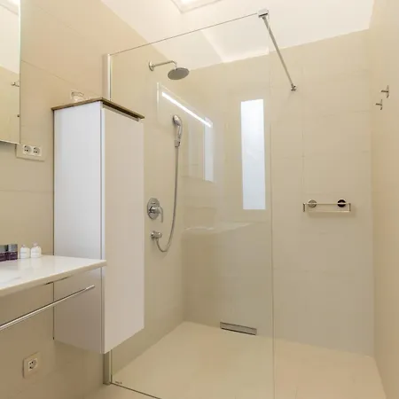 Maniva Old Town Luxury Rooms - Prime Spot By Riva Promenade Guest house