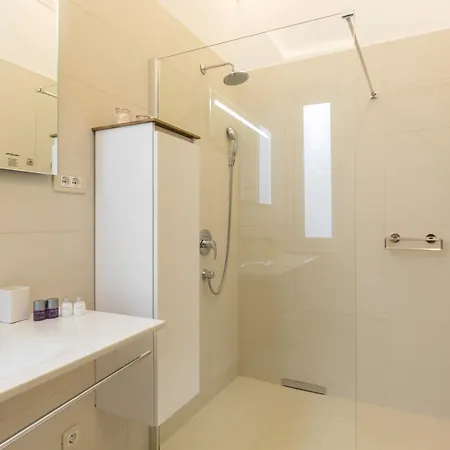 Maniva Old Town Luxury Rooms - Prime Spot By Riva Promenade 4*